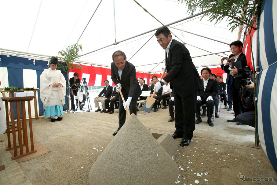 地鎮祭のもよう。左がユー・エス・ジェイ常任取締役田中功氏、右はホンダカーズ大阪代表取締役社長の堀内俊樹氏