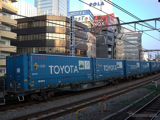 早朝の山手線五反田駅を通り過ぎていく貨物列車「トヨタ・ロングパス・エクスプレス」。まさに線路の上を走る「TOYOTA」だ。