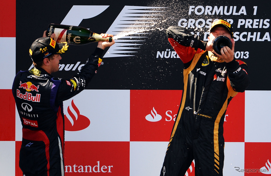 2013年 ドイツGPで勝利したレッドブルのセバスチャン・ベッテル（左）とシャンパンをラッパ飲みするキミ・ライコネン