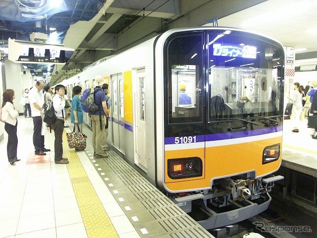 池袋駅で発車を待つ「TJライナー」。