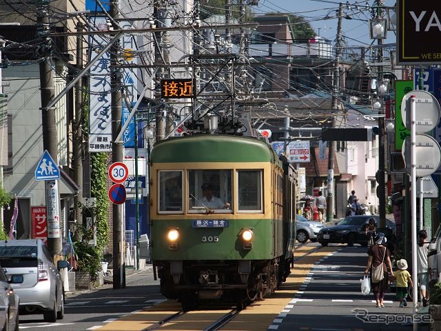 併用軌道区間を走る江ノ電の300形電車。