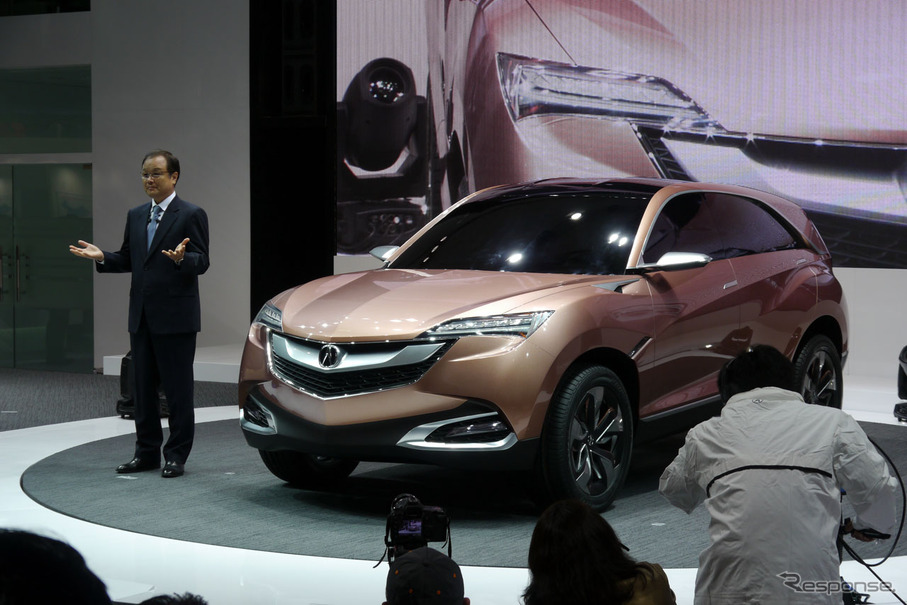 「Acura Concept_SUV-X」を紹介するホンダの伊東孝紳社長