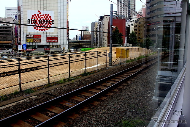 手前がJR中央線の営業線レール（上り線）　奥が電車留置線