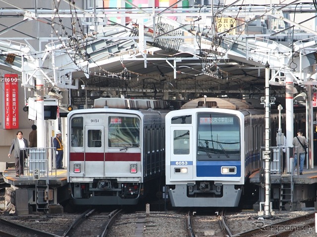 東急東横線の自由が丘駅に停車中の東武車（左）と西武車（右）。2012年度は東横線渋谷～代官山間の地下化が完成し、同時に東武、西武、東京メトロ、東急など5社による相互直通運転が始まった。