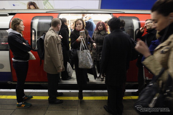 混雑するロンドン地下鉄。犯罪件数は9年連続で減少したものの、スマホを狙った窃盗が増加した