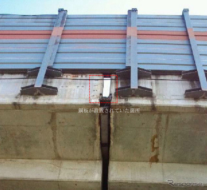 まん中の支柱下の隙間（ジョイント）を覆う形で金属板が取り付けられていた