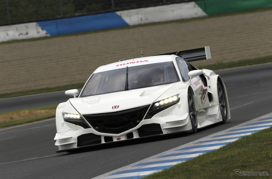 14年型のホンダNSX CONCEPT-GTが走り始めた（写真はツインリンクもてぎでの走行）。写真：Honda