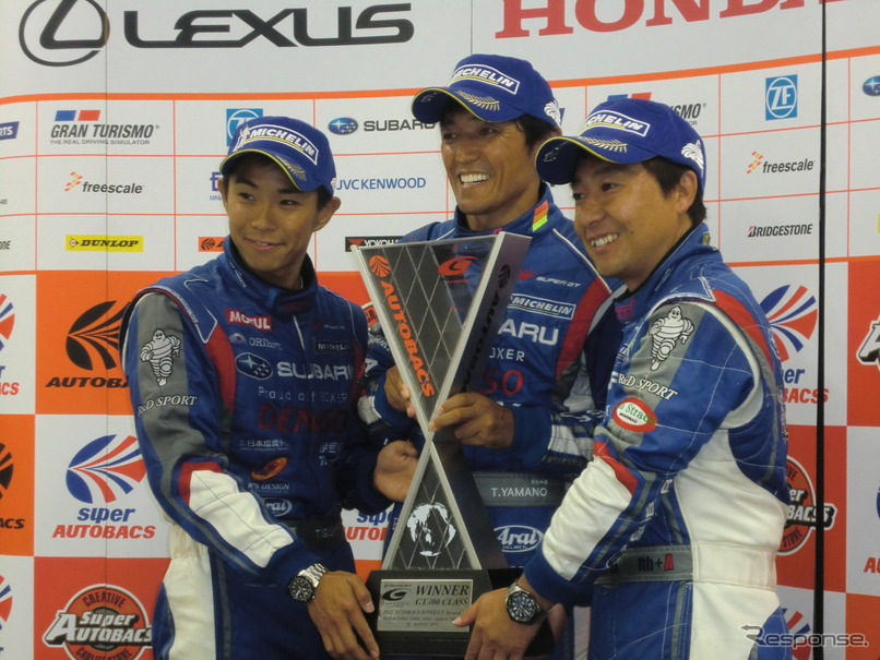 GT300優勝の井口、山野、佐々木（左から）。