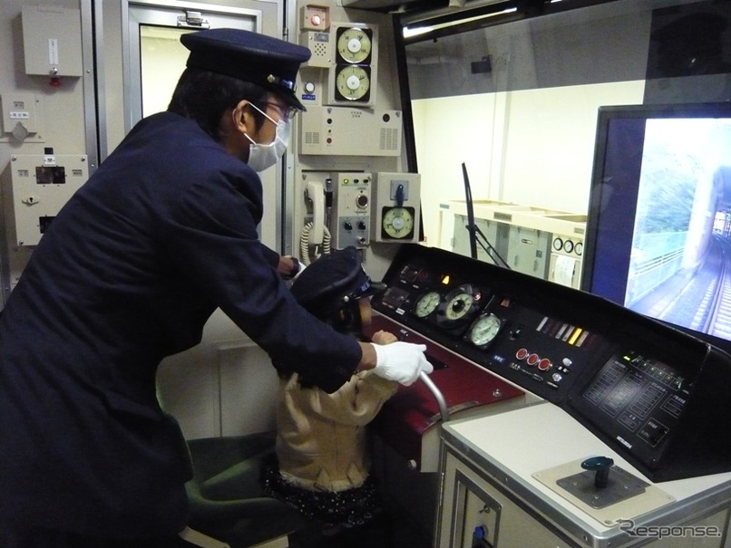 「小学生鉄道教室」のイメージ。運転シミュレーター訓練を体験できる。