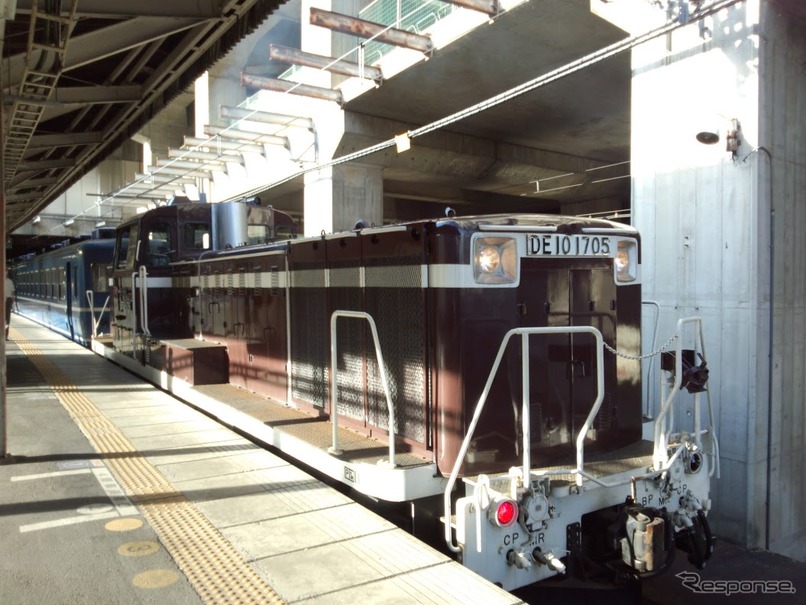 茶色のDE10 1705。上越線のSL列車『SLみなかみ』回送列車のけん引などに使用されている。