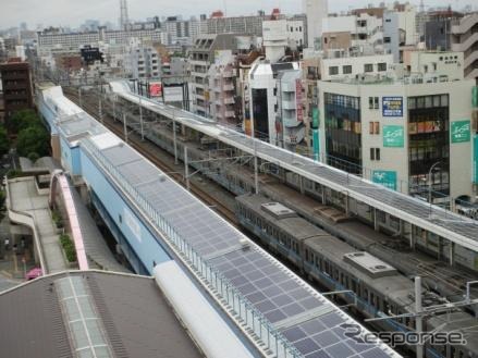 ホーム上屋に太陽光パネルを設置した東西線葛西駅。8月27日から稼働する。