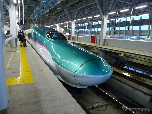 東北新幹線の『はやぶさ』。新たに発売する「新幹線回数券（はやぶさ）」は、『はやぶさ』や『スーパーこまち』を含む東北新幹線の全ての列車で利用できる。