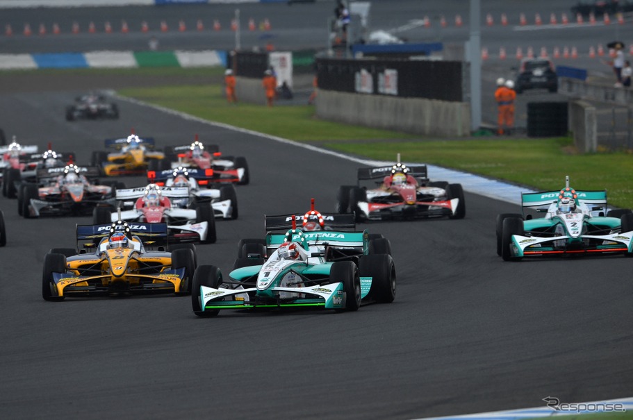 第4戦もてぎのスタートシーン。このレースでは中嶋一貴（中央先頭）が優勝、トムスの僚友ロッテラー（右端）が2位。写真：JRP