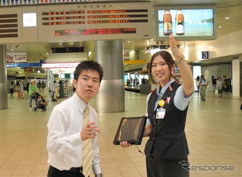 西鉄は9月1日から福岡（天神）駅など3駅にタブレット端末を活用した案内サービスを導入。多岐に渡るようになった駅での問い合わせ内容に対応する。