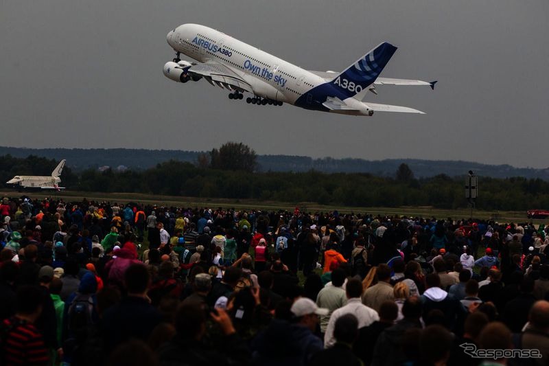 MAKS航空ショーで飛行ディスプレイを行うA380