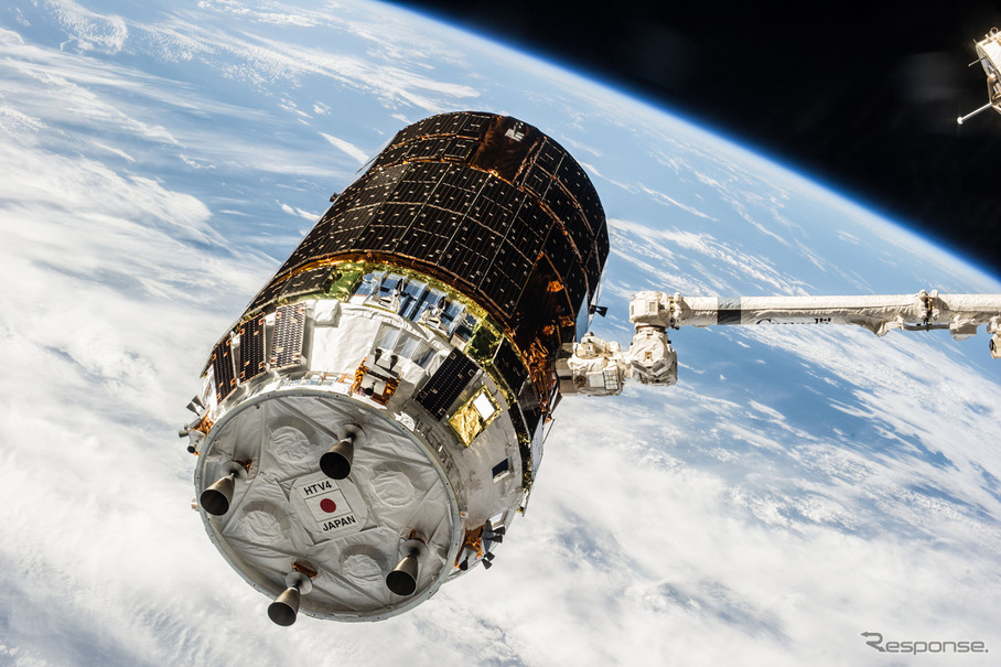 ISSのロボットアームで把持された「こうのとり」4号機（出典：JAXA/NASA）