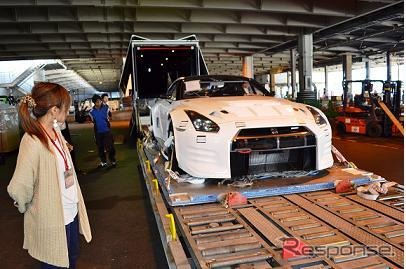 成田空港でレースカー専用運搬車両へ積み替えられるGT-R　ニスモ　GT3