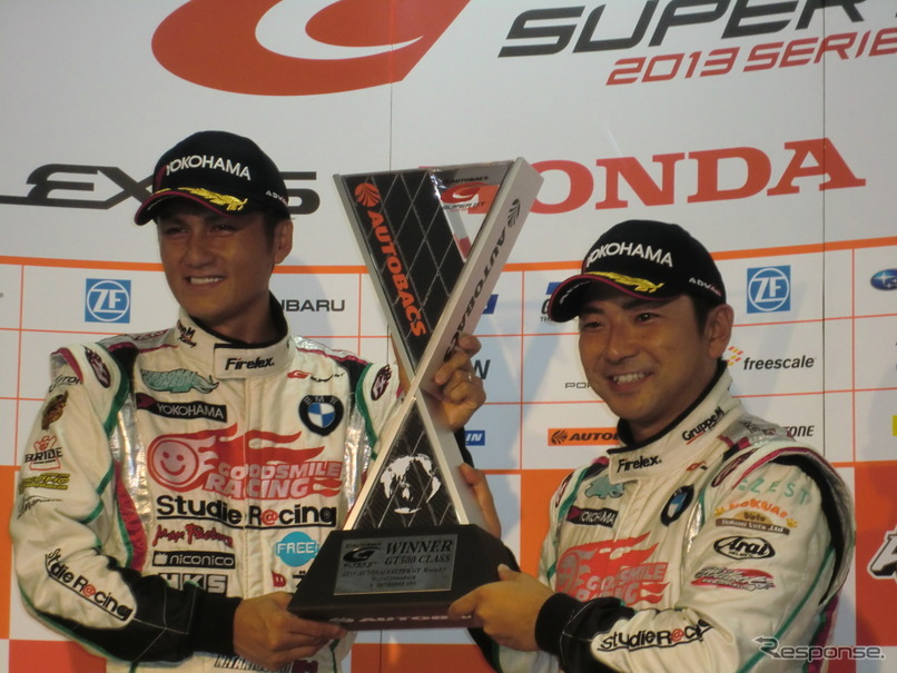GT300優勝の谷口信輝（左）と片岡龍也。