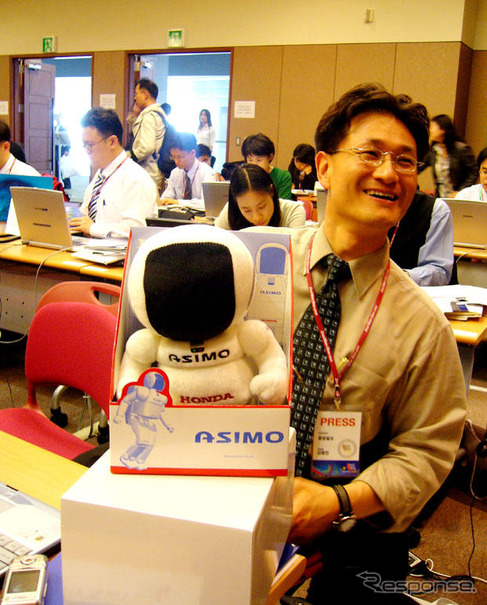 【ソウルモーターショー05】ホンダの記者会見で ASIMO をゲット