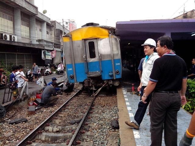 バンコクで列車脱線、駅の屋根に衝突
