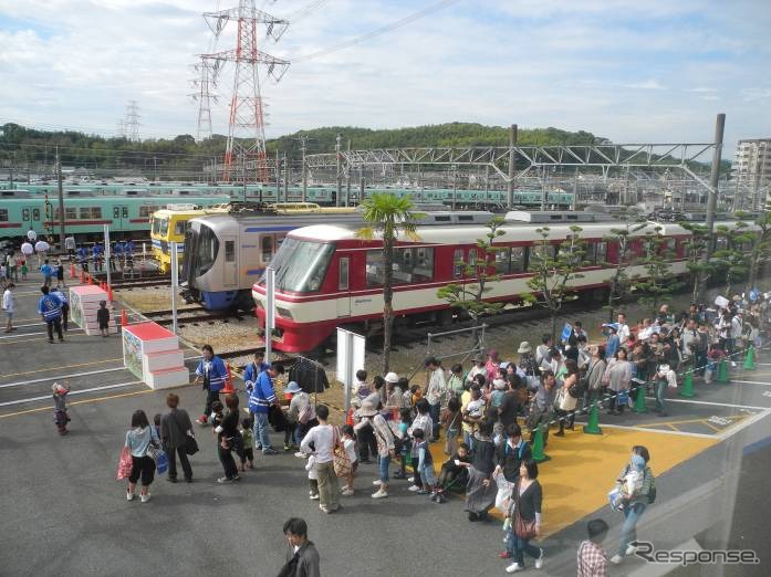 昨年の「にしてつ電車まつり」の様子。検車場を除く全ての工場施設を開放する。