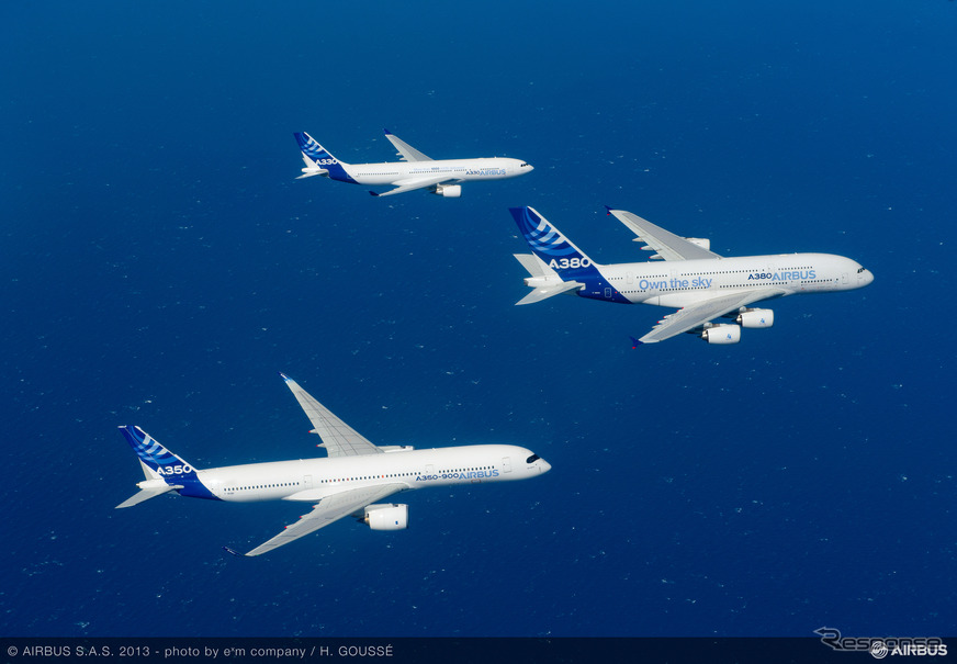 初の編隊飛行を行うA350 XWBとA330、A380