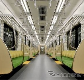 10-300形3次車の車内。円弧形の手すりのほか位置の低いつり手や荷棚を設置するなどバリアフリー化を図っている。室内灯はLEDを採用した。