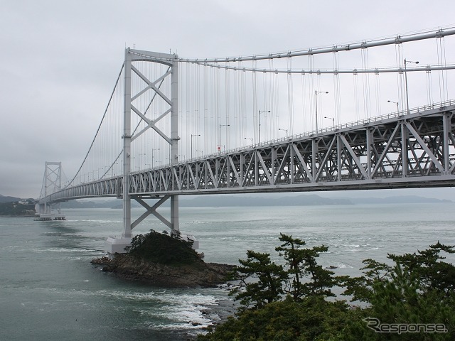 鳴門海峡を渡って淡路島と四国を結んでいる大鳴門橋。橋りょうの下層部（トラス桁内）に鉄道用のスペースが隠されている。