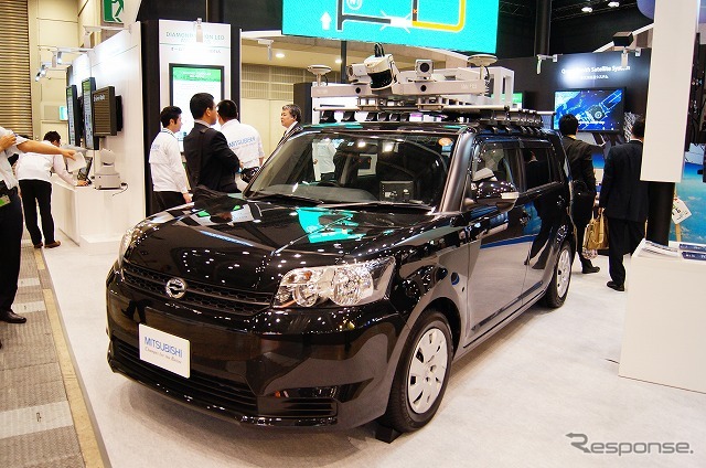 三菱電機ブースに展示されていた高精度GPS移動計測装置「三菱モービルマッピングシステム（MMS）」搭載車。K320という機種。