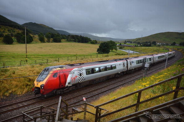 英鉄道のパスがオフシーズンのキャンペーンで来年2月まで20％割引に。写真は「ヴァージン・トレインズ」の列車