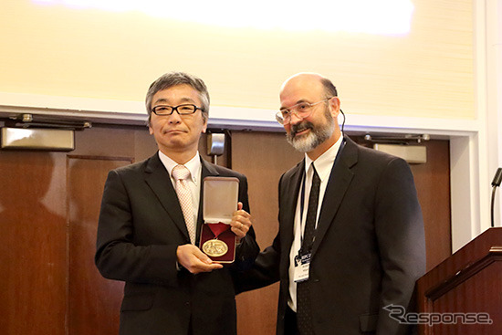 JAXAの國中プログラムディレクターが電気ロケット推進学会からストリンガー・メダルを授与