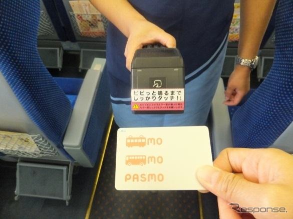 交通系ICカードに対応した東武車内販売のハンディー端末。11月から電子マネーで支払うことができるようになる。
