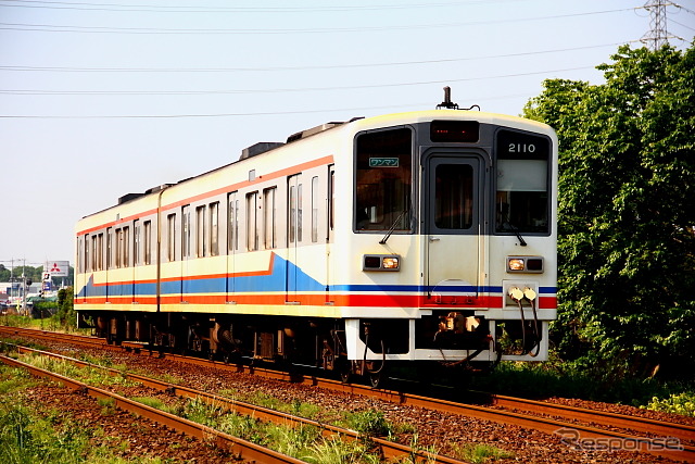 水海道駅と水海道車両基地を結ぶ臨時列車は2100形を使用。常総線100周年記念のヘッドマークを取り付けて運行する。