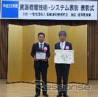 授賞式に出席した横浜ゴム工業資材事業部長の島田淳（右）と工業資材技術部長の天野成彦（左）
