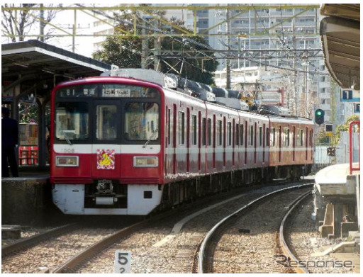 京急は2014年元旦から大師線の電車に掲出するヘッドマークのデザインを募集。写真は2013年のヘッドマークを付けて走る電車（1500形）