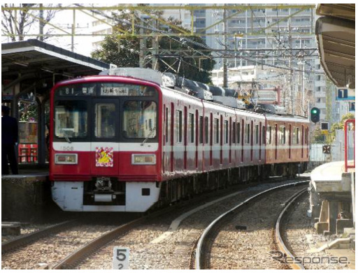京急は2014年元旦から大師線の電車に掲出するヘッドマークのデザインを募集。写真は2013年のヘッドマークを付けて走る電車(1500形)