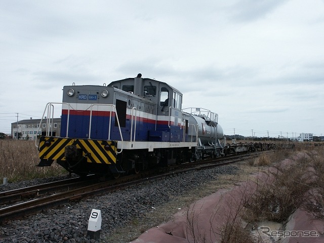 鹿島臨海鉄道の鹿島臨港線は通常、貨物列車しか運行されていない。写真はKRD64形ディーゼル機関車けん引の貨物列車。