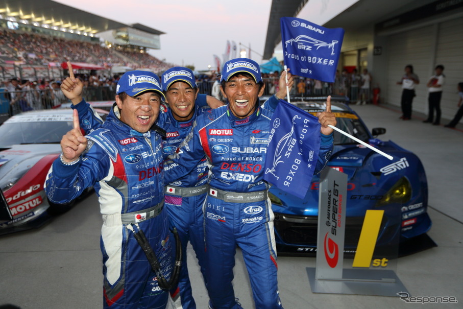 今季第5戦鈴鹿1000kmでBRZでのGT300初優勝を達成した山野哲也、井口卓人、佐々木孝太（右から）。写真：SUBARU/STI