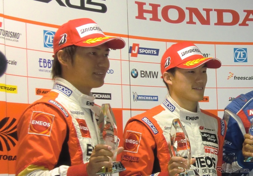 最終戦で今季初ポール、#6 SC430の大嶋（左）と国本。