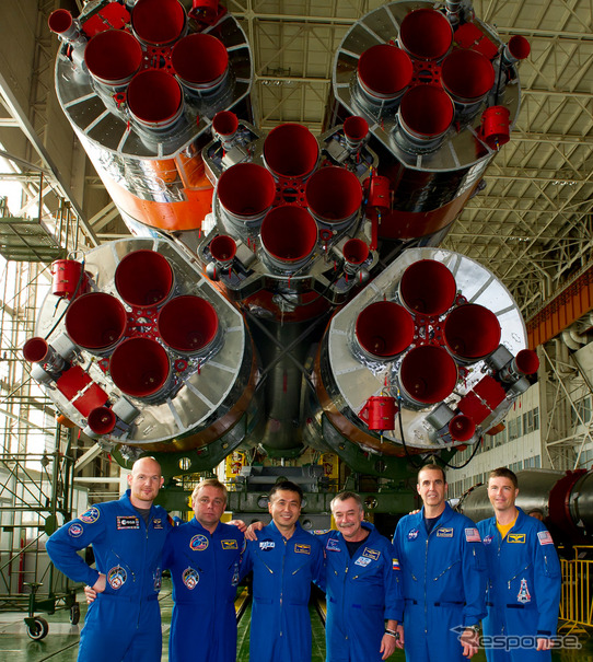 組み立て中のソユーズロケットを背に記念撮影をする第38次／第39次長期滞在クルー（出典：JAXA／GCTC）