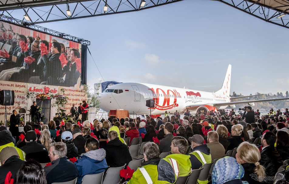 100機目のNG737納入を祝うライオングループとボーイング