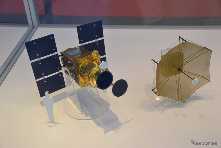 NEXTAR 300Lを採用したASNARO衛星の模型。地球観測衛星では、光学センサーを搭載したASNARO-1（左）が2014年打ち上げ予定。同じ型の衛星バスに合成開口レーダー（右）を搭載すれば、種類の違う地球観測衛星が短期間で開発できる。
