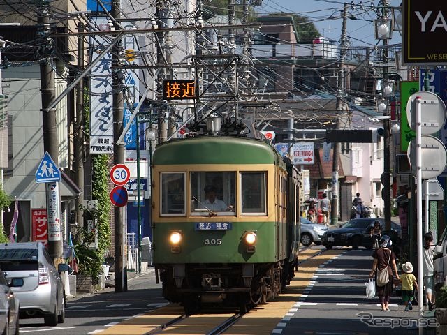 併用軌道区間を走る江ノ電の電車。