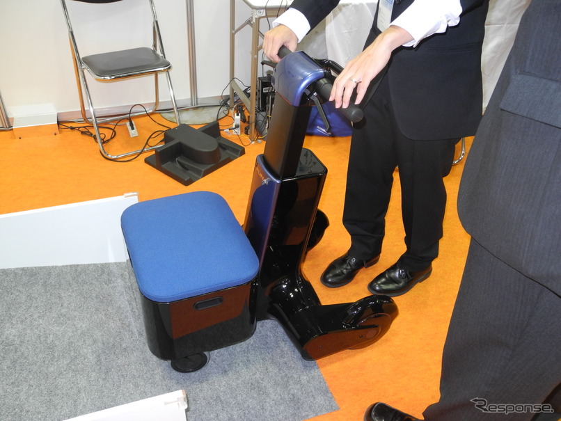 船井電機の電動歩行アシストカート（2013国際ロボット展）