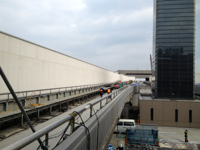 廃止された成田空港第2ターミナルの「シャトル」軌道跡。写真は本館側の旧乗り場奥から見た様子