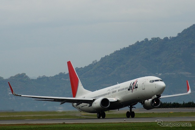 松山空港を離陸する日本航空のボーイング737-800。（2012年4月撮影）