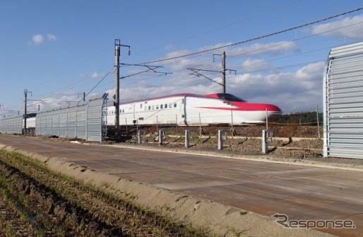 奥羽本線神宮寺～峰吉川間で工事が進む防雪柵。線路内の吹きだまりを防ぐ。