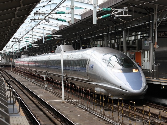 新大阪駅で発車を待つ500系『こだま』。12月19日以降は4列席を現在の6号車から4～6号車に拡充する。