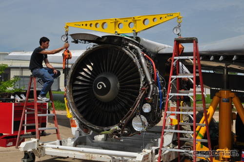 リサイクルの為に取り外された航空機のエンジン構成部品