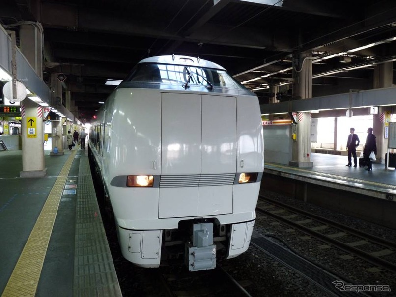 金沢駅で発車を待つ特急『しらさぎ』。「U29きっぷ」は『サンダーバード』や『しらさき』など特急列車の普通車自由席で富山から金沢まで往復できる。